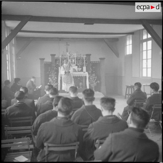 Une messe est dite dans la chapelle de la base aérienne de stockage de Lyon-Bron.