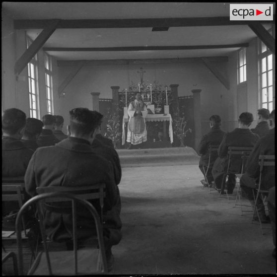 Une messe est dite dans la chapelle de la base aérienne de stockage de Lyon-Bron.