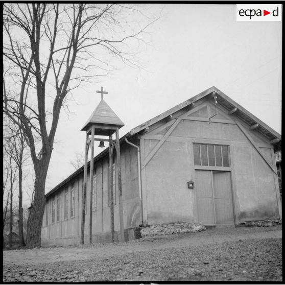 La chapelle et le clocher de la base aérienne de stockage de Lyon-Bron.