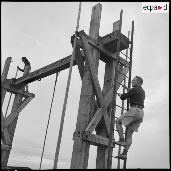 Séance de sport sur un portique sur la base aérienne de stockage de Lyon-Bron.