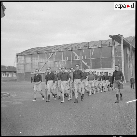 Des aviateurs se rendent à une séance de sport en ordre serré sur la base aérienne de stockage de Lyon-Bron.