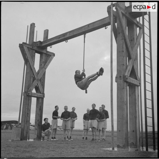 Séance de grimper de corde sur la base aérienne de stockage de Lyon-Bron.