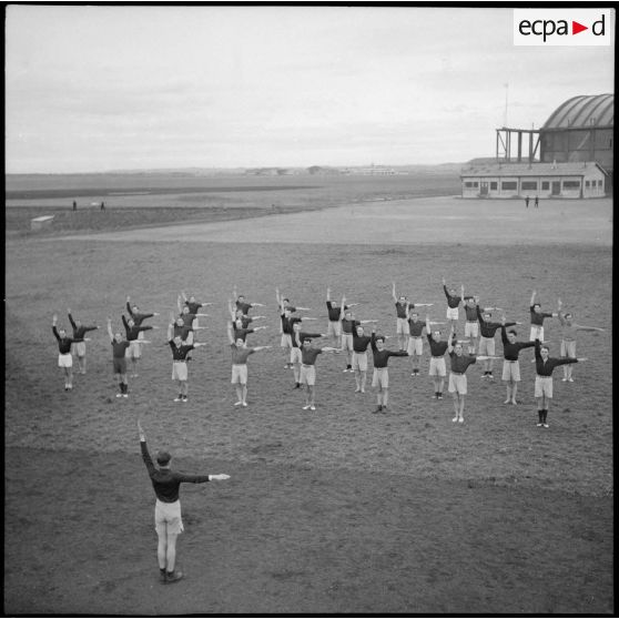 Mouvements d'assouplissement lors d'une séance de sport sur la base aérienne de stockage de Lyon-Bron.