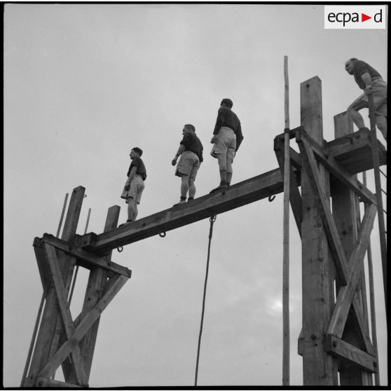 Séance de sport sur un portique sur la base aérienne de stockage de Lyon-Bron.