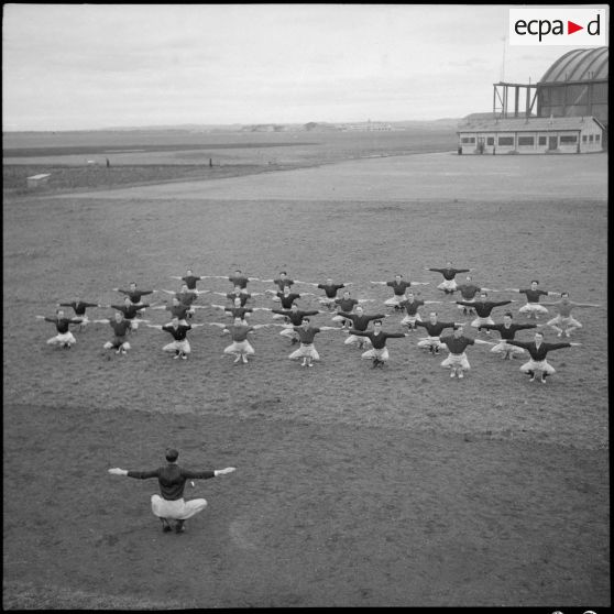 Mouvements d'assouplissement lors d'une séance de sport sur la base aérienne de stockage de Lyon-Bron.