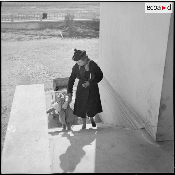 Des enfants passent une visite médicale au dispensaire/infirmerie de la base aérienne de stockage de Lyon-Bron.