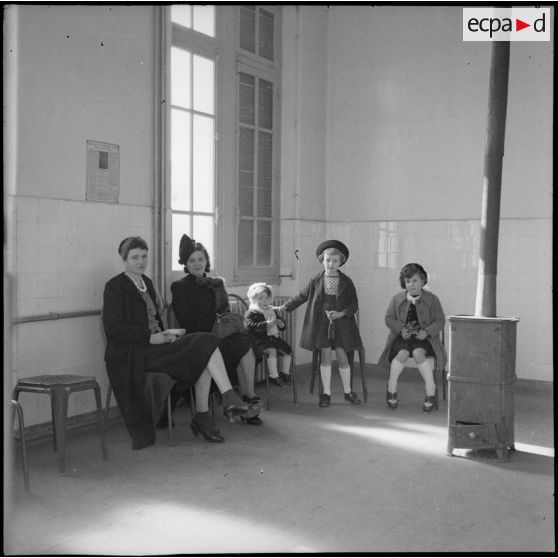 Des enfants passent une visite médicale au dispensaire/infirmerie de la base aérienne de stockage de Lyon-Bron.