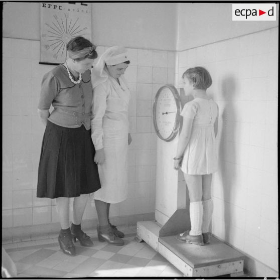 Des enfants passent une visite médicale au dispensaire/infirmerie de la base aérienne de stockage de Lyon-Bron.