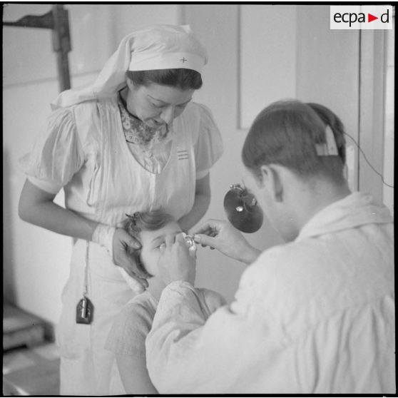 Des enfants passent une visite médicale au dispensaire/infirmerie de la base aérienne de stockage de Lyon-Bron.