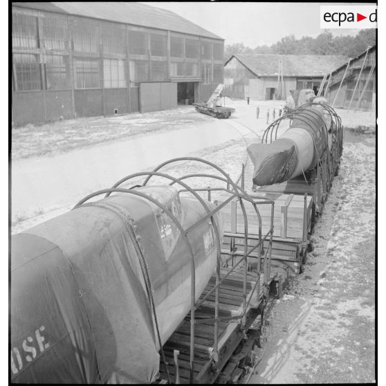 Arrivée des cellules de bombardiers Lioré et Olivier LeO 451 (LeO 45) par voie ferrée pour assemblage dans les bâtiments de l'ancienne usine Forclum sur le terrain d'aviation d'Ambérieu-en-Bugey.