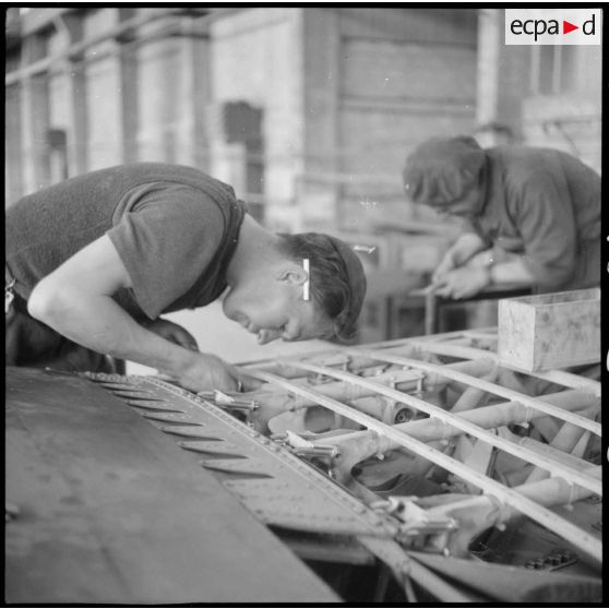Assemblage de l'aile d'un bombardier Lioré et Olivier LeO 451 (LeO 45) dans l'ancien bâtiment de l'usine Forclum, sur le terrain d'aviation d'Ambérieu-en-Bugey.