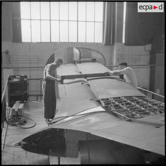 Assemblage des ailes d'un bombardier Lioré et Olivier LeO 451 (LeO 45) dans l'ancien bâtiment de l'usine Forclum, sur le terrain d'aviation d'Ambérieu-en-Bugey.