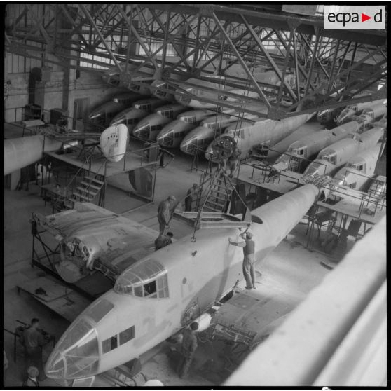 Assemblage de cellules et pièces de bombardiers Lioré et Olivier LeO 451 (LeO 45) dans l'ancien bâtiment de l'usine Forclum, sur le terrain d'aviation d'Ambérieu-en-Bugey.
