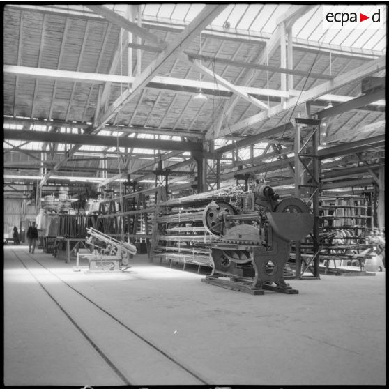 Stockage de pièces de bombardiers Lioré et Olivier LeO 451 (LeO 45) dans le bâtiment de l'ancienne usine Forclum sur le terrain d'aviation d'Ambérieu-en-Bugey.