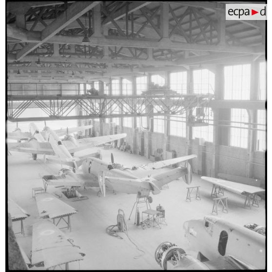 Assemblage de cellules et pièces de bombardiers Lioré et Olivier LeO 451 (LeO 45) dans l'ancien bâtiment de l'usine Forclum, sur le terrain d'aviation d'Ambérieu-en-Bugey.
