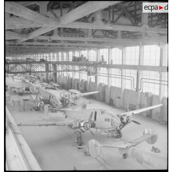 Assemblage de cellules et pièces de bombardiers Lioré et Olivier LeO 451 (LeO 45) dans l'ancien bâtiment de l'usine Forclum, sur le terrain d'aviation d'Ambérieu-en-Bugey.