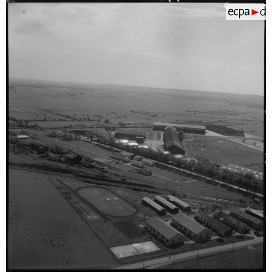 Vue aérienne des bâtiments de l'ancienne usine Forclum qui abritent la chaîne d'assemblage de bombardiers Lioré et Olivier LeO 451 (LeO 45) sur le terrain d'aviation d'Ambérieu-en-Bugey.