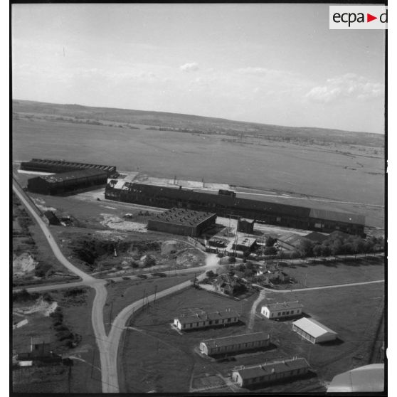 Vue aérienne des bâtiments de l'ancienne usine Forclum qui abritent la chaîne d'assemblage de bombardiers Lioré et Olivier LeO 451 (LeO 45) sur le terrain d'aviation d'Ambérieu-en-Bugey.