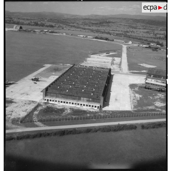 Vue aérienne des bâtiments de l'ancienne usine Forclum qui abritent la chaîne d'assemblage de bombardiers Lioré et Olivier LeO 451 (LeO 45) sur le terrain d'aviation d'Ambérieu-en-Bugey.