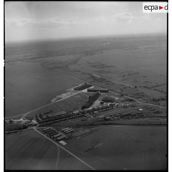 Vue aérienne des bâtiments de l'ancienne usine Forclum qui abritent la chaîne d'assemblage de bombardiers Lioré et Olivier LeO 451 (LeO 45) sur le terrain d'aviation d'Ambérieu-en-Bugey.
