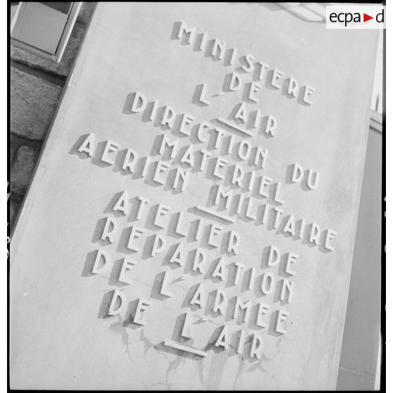 Plaque apposée à l'entrée de l'atelier de réparation de l'armée de l'Air (ARAA) de Limoges.