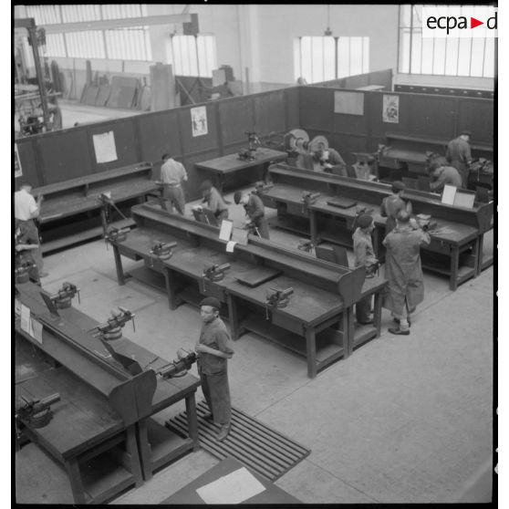 Atelier sous hangar de l'atelier de réparation de l'armée de l'Air (ARAA) de Limoges.