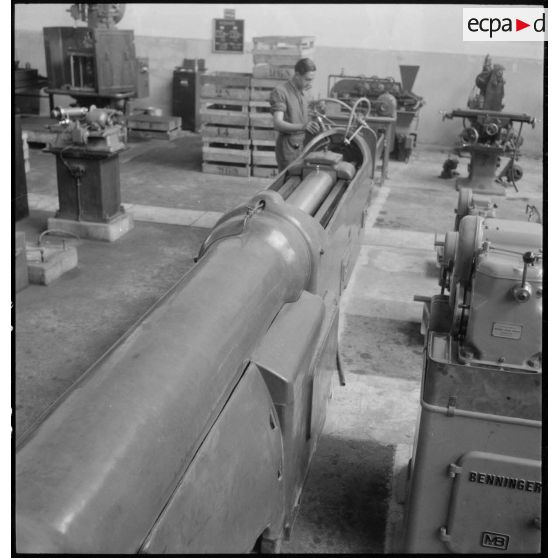 Un ouvrier de l'atelier de réparation de l'armée de l'Air (ARAA) de Limoges usine une pièce de moteur d'avion sur une machine-outil.