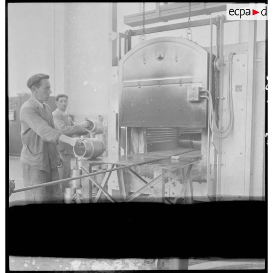 Des ouvriers de l'atelier de réparation de l'armée de l'Air (ARAA) de Limoges mettent au four des pièces de moteur d'avion.