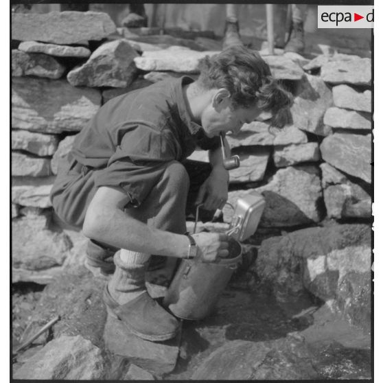 Des membres de Jeunesse et Montagne, en séjour dans un des centres pyrénéens du mouvement, font une halte dans un refuge lors d'une sortie en montagne.