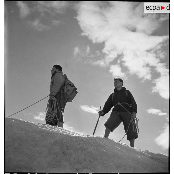 Des jeunes gens, membres du mouvement Jeunesse et Montagne, progressent sur un glacier en cordée lors d'un séjour dans un centre pyrénéen du mouvement.
