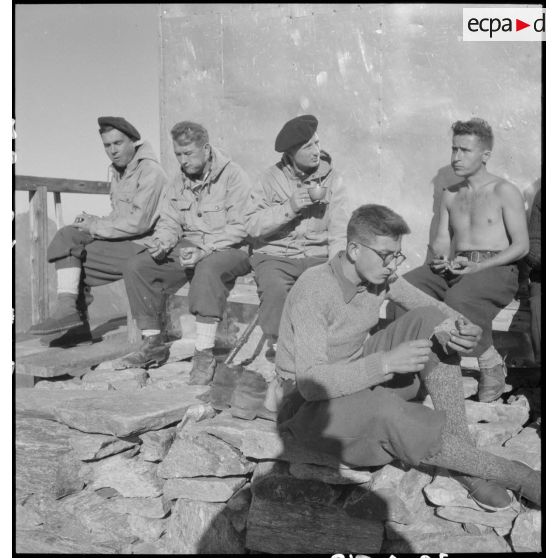 Des membres de Jeunesse et Montagne, en séjour dans un des centres pyrénéens du mouvement, se restaurent pendant une halte dans un refuge lors d'une sortie en montagne.