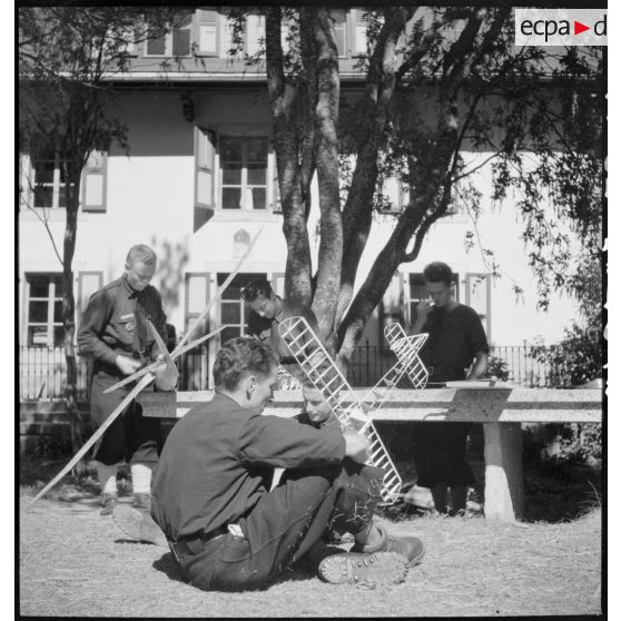 Des jeunes, en séjour dans un des centres pyrénéens du mouvement Jeunesse et Montagne, fabriquent des maquettes d'avions et de planeurs.