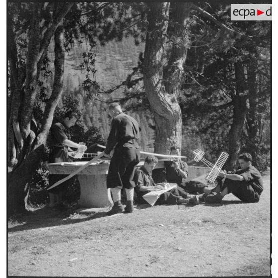 Des jeunes en séjour dans un des centres pyrénéens du mouvement Jeunesse et Montagne fabriquent des maquettes d'avions et de planeurs.