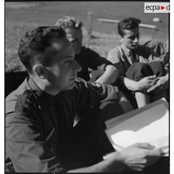 Réunion de jeunes dans un des centres pyrénéens du mouvement Jeunesse et Montagne.