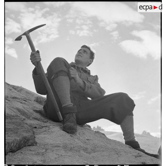 Séance d'escalade pour un membre de Jeunesse et Montagne, en séjour dans un des centres pyrénéens du mouvement.