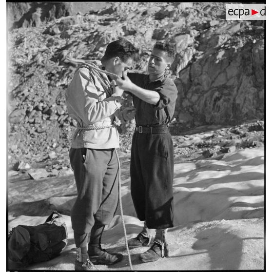Des jeunes, membres de Jeunesse et Montagne, en séjour dans un des centres pyrénéens du mouvement, s'équipent pour une ascension.