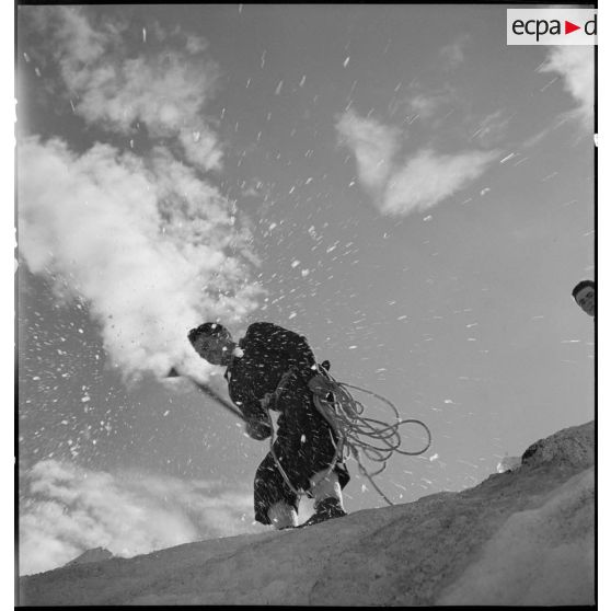 Ascension en montagne pour des membres de Jeunesse et Montagne, en séjour dans un des centres pyrénéens du mouvement.