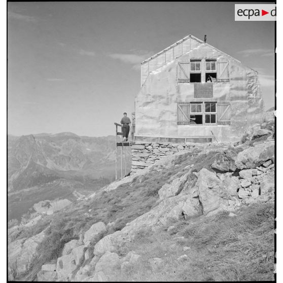 Des membres de Jeunesse et Montagne, en séjour dans un des centres pyrénéens du mouvement, font une halte dans un refuge lors d'une séance d'escalade.