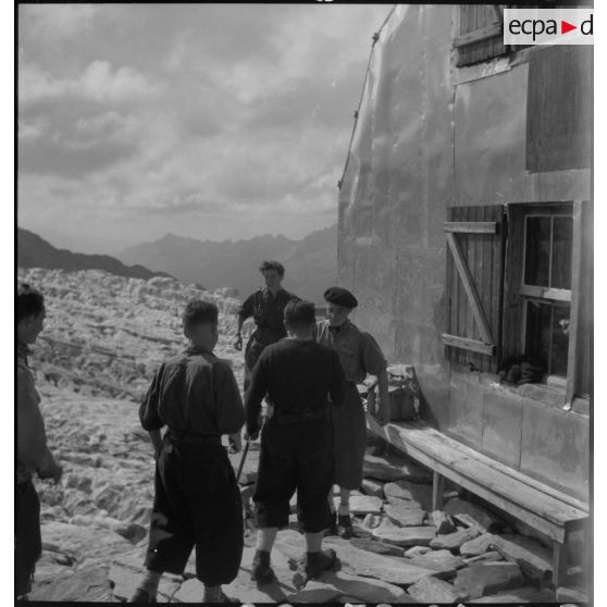 Des membres de Jeunesse et Montagne, en séjour dans un des centres pyrénéens du mouvement, font une halte dans un refuge lors d'une sortie en montagne.