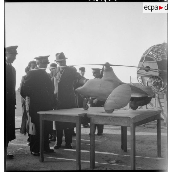 Présentation d'une maquette en bois du projet d''autogire SE-700 à l'amiral de la flotte François Darlan lors de sa visite sur la base aérienne 108 de Marignane.