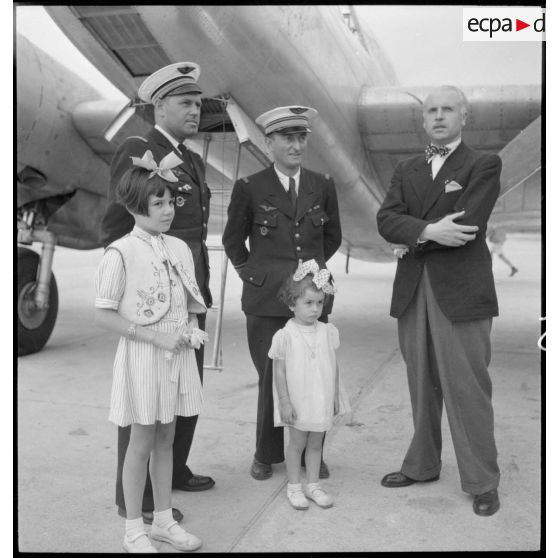 Des passagers du bombardier Glenn Martin 167 F Capitaine Rolland, avion courrier en provenance de Madagascar, sont accueillis sur l'aérodrome de Vichy-Rhue.