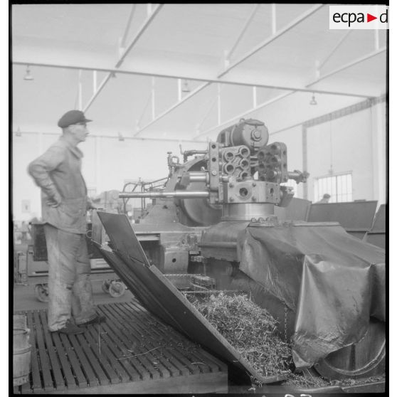 Un ouvrier de l'atelier de réparation de l'armée de l'Air (ARAA) de Limoges usine un moteur d'avion sur une machine-outil.