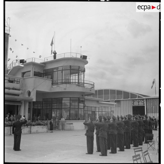 Cérémonie de montée des couleurs lors d'un meeting de vol à voile sur une base aérienne.