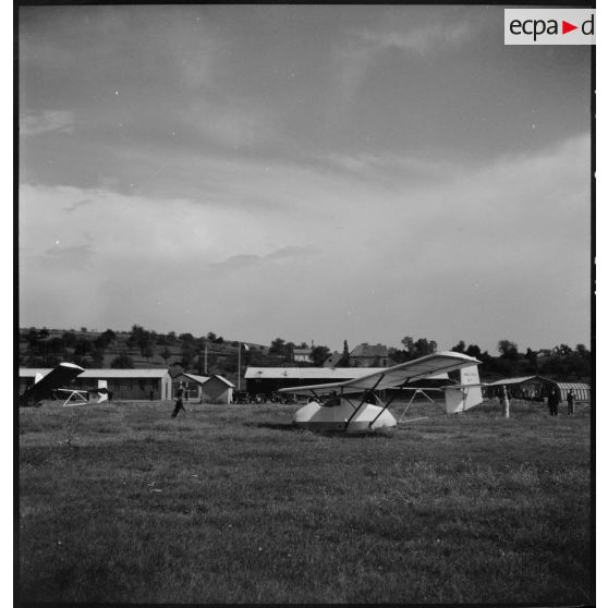 Meeting de vol à voile sur une base aérienne.