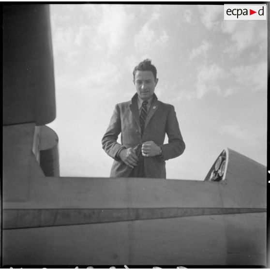 Meeting de vol à voile sur une base aérienne : le champion de vol à voile Eric Nessler (sous réserves) est présent.