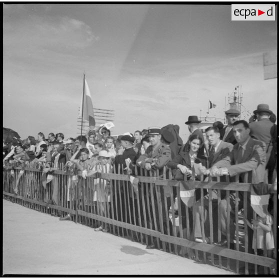 Les spectateurs présents lors d'un meeting de vol à voile sur une base aérienne.