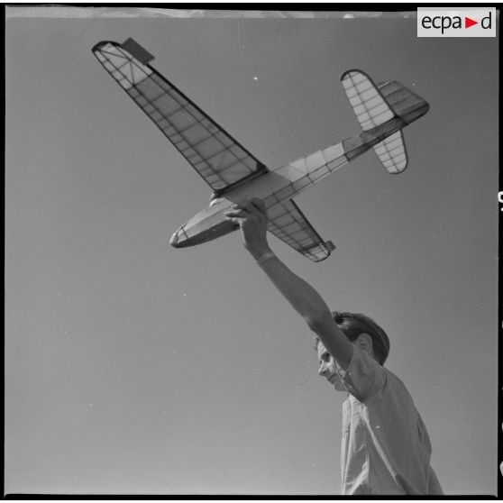 Meeting de vol à voile sur une base aérienne : présentation de modèles réduits.