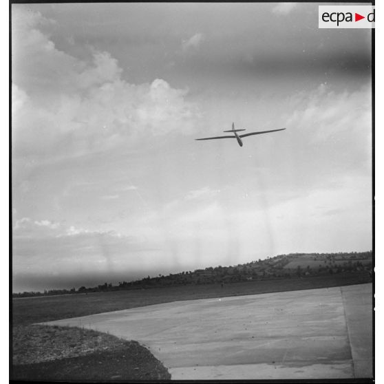 Meeting de vol à voile sur une base aérienne.