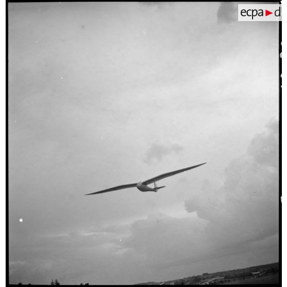 Meeting de vol à voile sur une base aérienne.