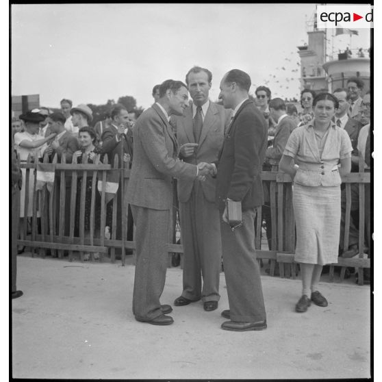 Les spectateurs présents lors d'un meeting de vol à voile sur une base aérienne.